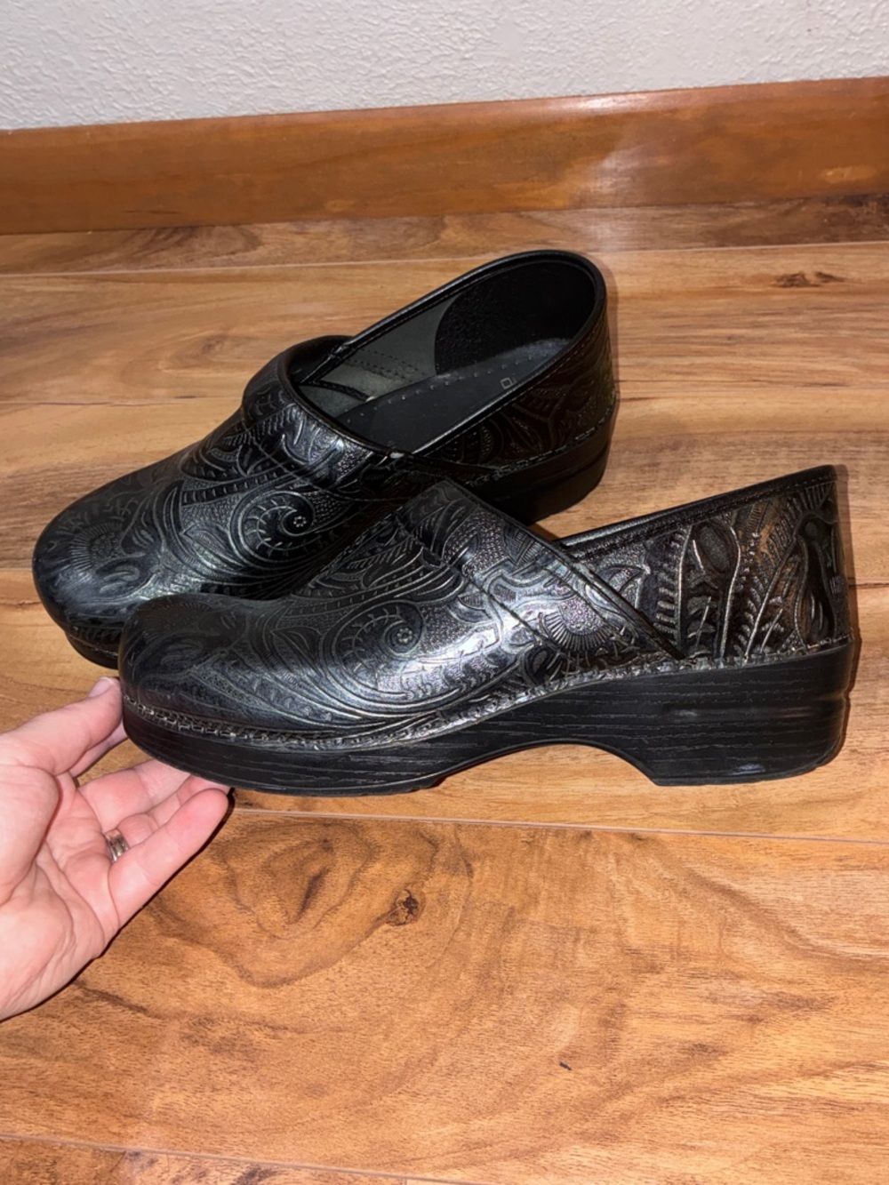Dansko Professional Black Leather Tooled Clogs - size 41 (US 10.5/11) - Picture 2 of 10